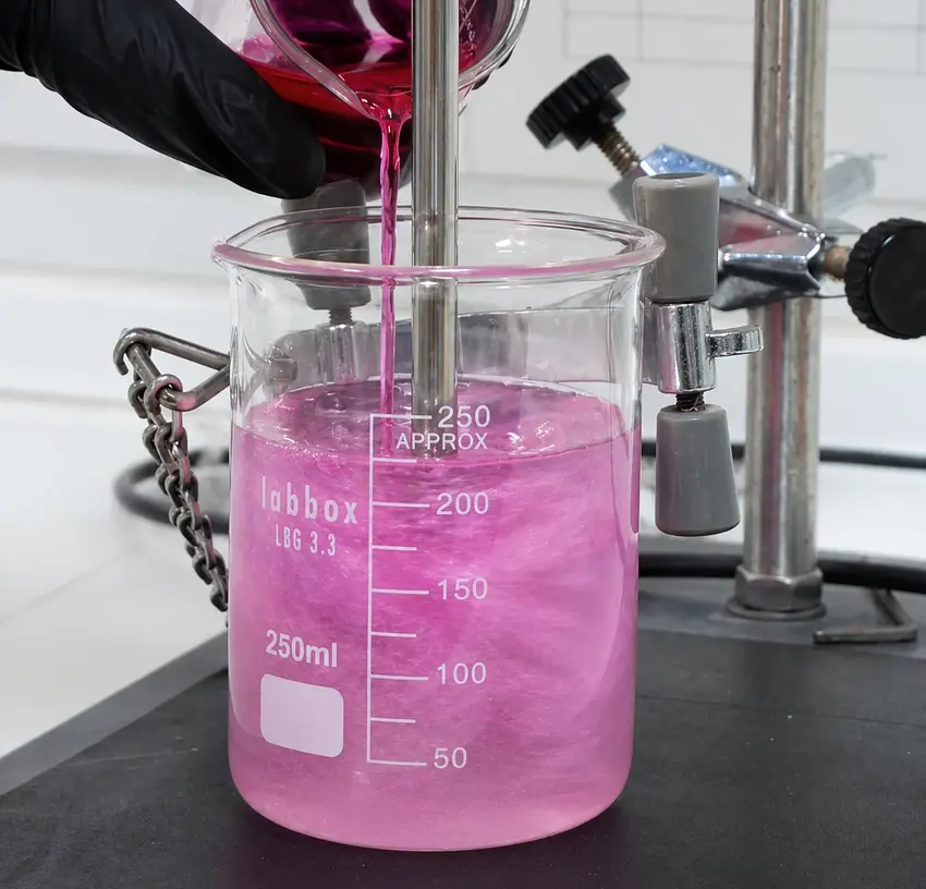 Formulación de proteínas líquidas en laboratorio cosmético